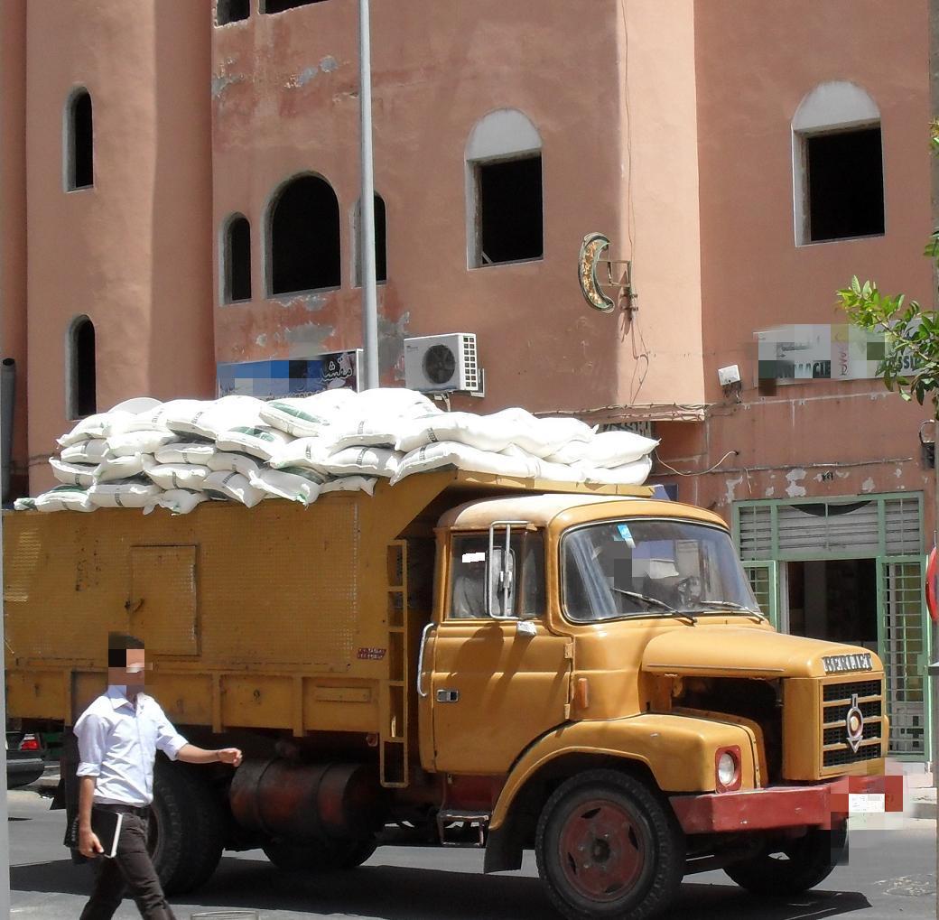 تيزنيت : عناصر من الجمارك توقف شاحنة وعلى متنها 15 طن من الدقيق المدعم تيزنيت : عناصر من الجمارك توقف شاحنة وعلى متنها 15 طن من الدقيق المدعم