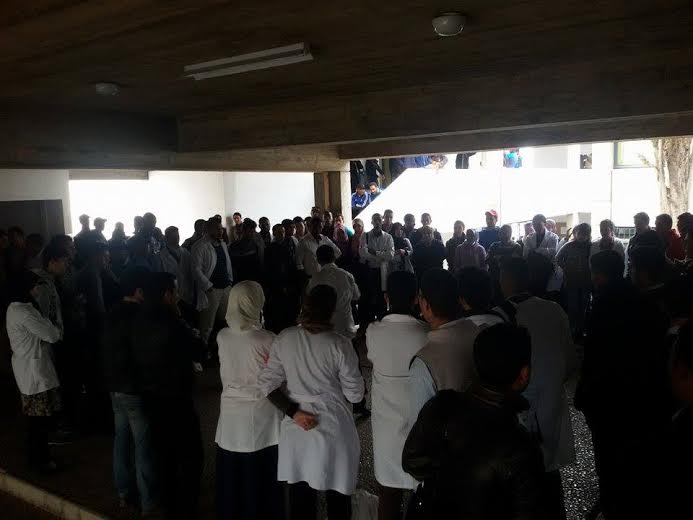 إنزكان : الأساتذة المتدربون يقاطعون الدروس ويحتجون أمام المركز الجهوي لمهن التربية والتكوين إنزكان : الأساتذة المتدربون يقاطعون الدروس ويحتجون أمام المركز الجهوي لمهن التربية والتكوين