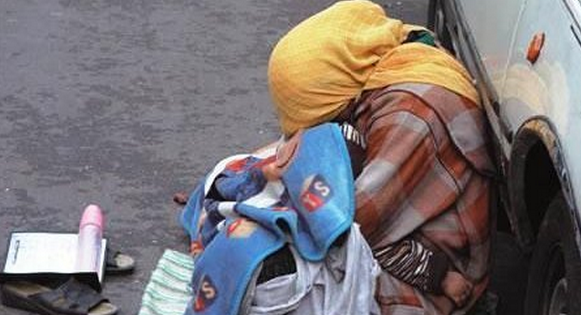 عجوز تستغل ابنة مغن شعبي في التسول