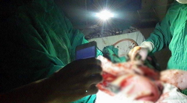 صورة صادمة: أطباء يستعينون بأضواء هواتفهم لإجراء عملية جراحية بتارودانت صورة صادمة: أطباء يستعينون بأضواء هواتفهم لإجراء عملية جراحية بتارودانت