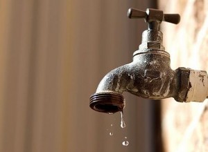 أنزي: أزمة المياه تعود من جديد، ومواطنون يعدّونها سياسة تهجير جديدة أنزي: أزمة المياه تعود من جديد، ومواطنون يعدّونها سياسة تهجير جديدة
