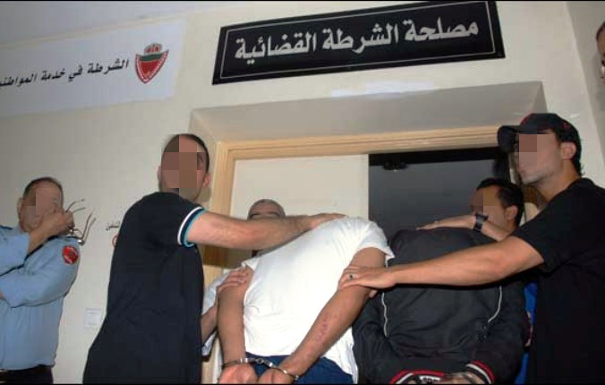اشتوكة : إيقاف بارون للمخدرات ضبطت بحوزته 21 كيلوغرام من مخدر الشيرا اشتوكة : إيقاف بارون للمخدرات ضبطت بحوزته 21 كيلوغرام من مخدر الشيرا