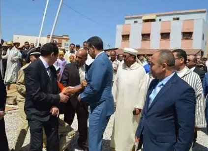 مواطن يتخطى الحواجز و يتهجم على الوزير الرباح