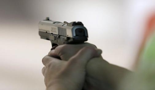 أكادير : مفتش شرطة يطلق 5 رصاصات لإيقاف شخص حاول احتجاز امرأة أكادير : مفتش شرطة يطلق 5 رصاصات لإيقاف شخص حاول احتجاز امرأة