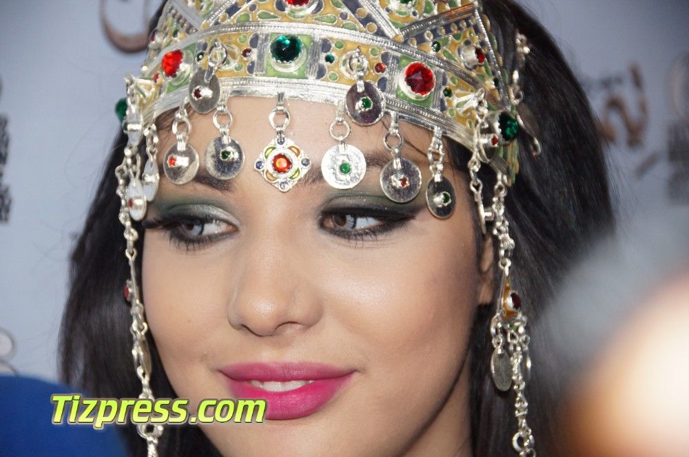 بالصور و الفيديو .. ابتسام تسكت تفاجئ جمهور تيزنيت بلباس الحلي الفضية ( إِسْرْسْلْ ) بالصور و الفيديو .. ابتسام تسكت تفاجئ جمهور تيزنيت بلباس الحلي الفضية ( إِسْرْسْلْ )