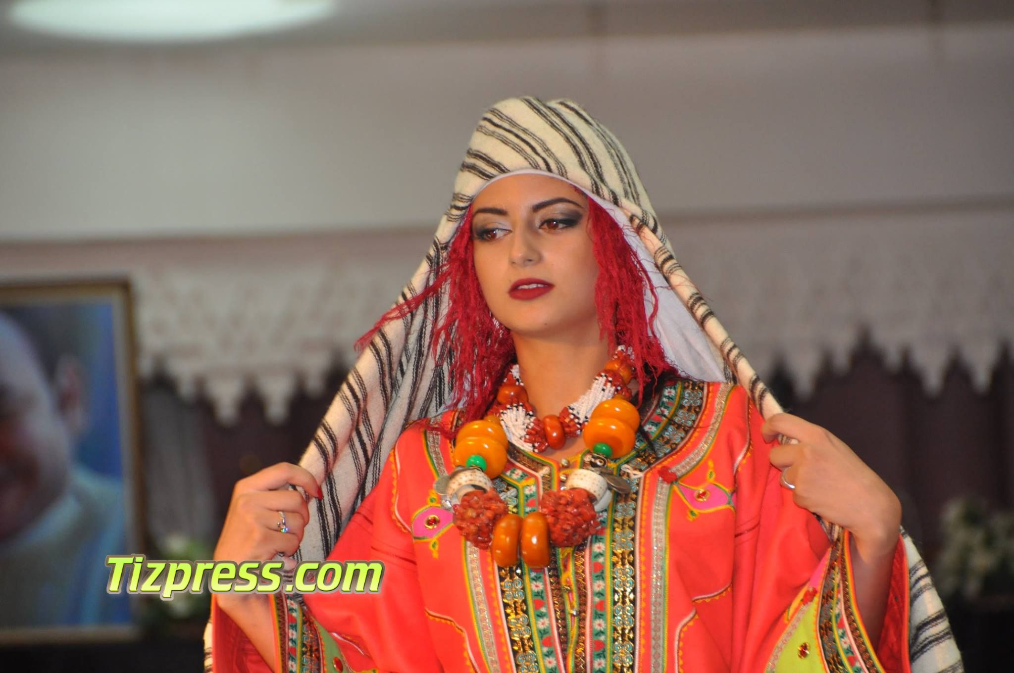 بالصور.. من إبداعات المصممتين هناء الدرقاوي وخولة خلال عرض أزياء تيميزار بالصور.. من إبداعات المصممتين هناء الدرقاوي وخولة خلال عرض أزياء تيميزار