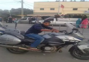 صورة شاب يلتقط سيلفي مع دراجة رسمية لدركي تشعل الفيسبوك