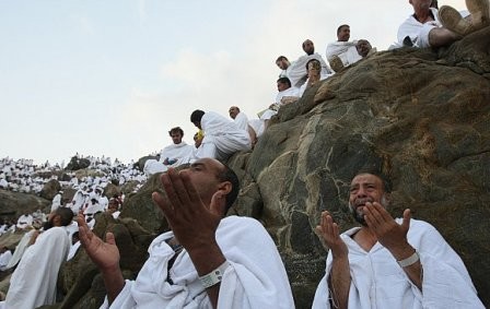 حجـاج بيـت الله الحـرام يقفـون اليـوم الاربعـاء علـى صعيـد عرفـات حجـاج بيـت الله الحـرام يقفـون اليـوم الاربعـاء علـى صعيـد عرفـات