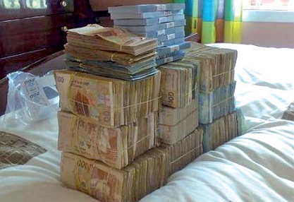 امرأة تنصب على ليبي وزوجته في 300 مليون امرأة تنصب على ليبي وزوجته في 300 مليون