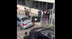 فيديو. الملك يتجول بباريس ويحادث مغاربة في الشارع _