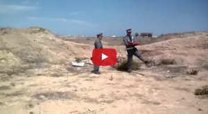 فيديو. شاهد ماذا فعل الدرك الملكي براية مرمية في مزبلة!
