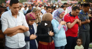 فيديو. في مصر فقط، ضحك واختلاط في صلاة العيد _