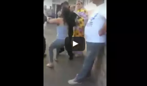 فيديو خطير. تعنيف فتاتين بأكادير في واضحة النهار بسبب لباسهن 'الغير المحتشم' - زنقة 20