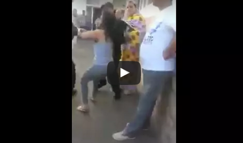 بالفيديو : تعنيف فتاتين بأكادير بسبب لباسهن!