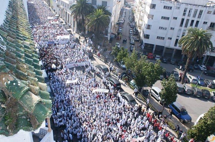 الطلبة الاساتذة يجوبون شوارع الرباط في مسيرة احتجاجية عارمة الطلبة الاساتذة يجوبون شوارع الرباط في مسيرة احتجاجية عارمة