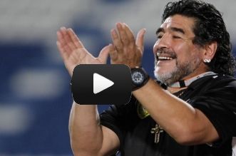 بالفيديو : مارادونا يرقص على أنغام أهازيج فرقة الركبة بالعيون بالفيديو : مارادونا يرقص على أنغام أهازيج فرقة الركبة بالعيون