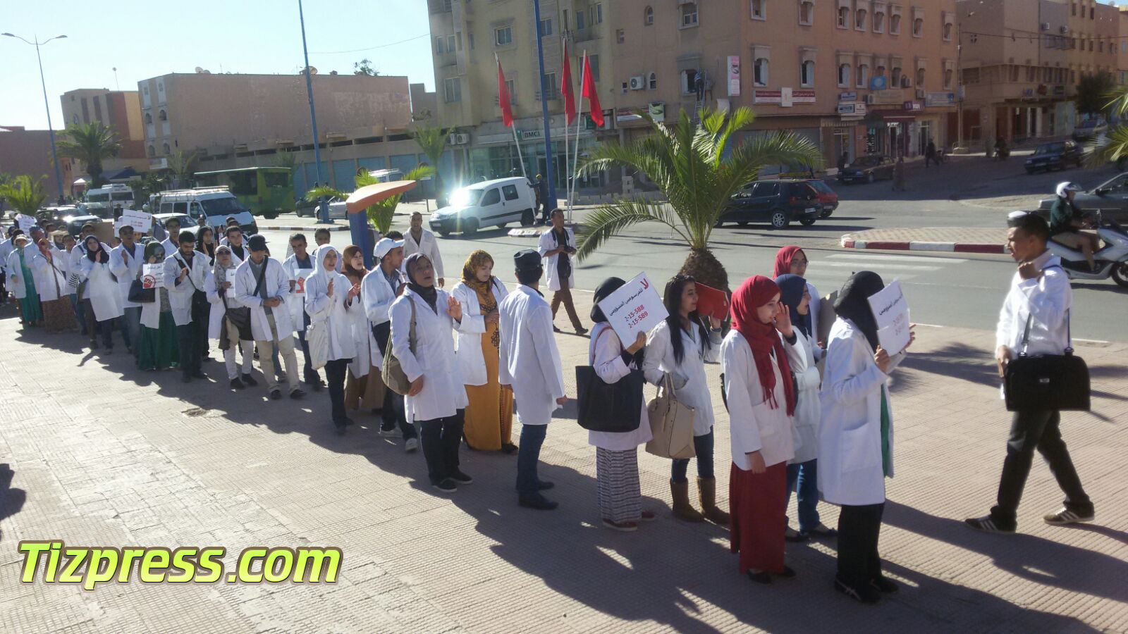 بالصور والفيديو : الأساتذة المتدربون بالمركز الجهوي للتربية والتكوين فرع تيزنيت يجوبون شوارع المدينة في مسيرة احتجاجية بالصور والفيديو : الأساتذة المتدربون بالمركز الجهوي للتربية والتكوين فرع تيزنيت يجوبون شوارع المدينة في مسيرة احتجاجية