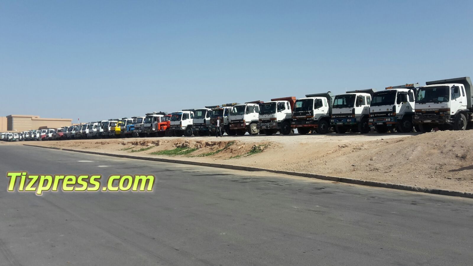 تيزنيت : وقفة احتجاجية لأرباب وسائقي الشاحنات تيزنيت : وقفة احتجاجية لأرباب وسائقي الشاحنات