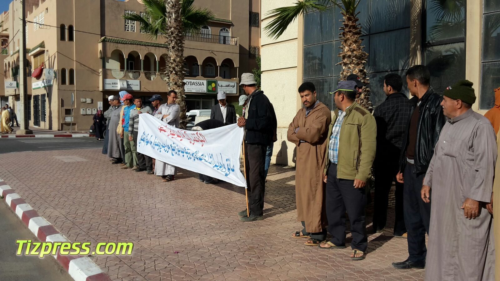 سائقو شاحنات نقل مواد البناء يحتجون أمام عمالة تيزنيت سائقو شاحنات نقل مواد البناء يحتجون أمام عمالة تيزنيت