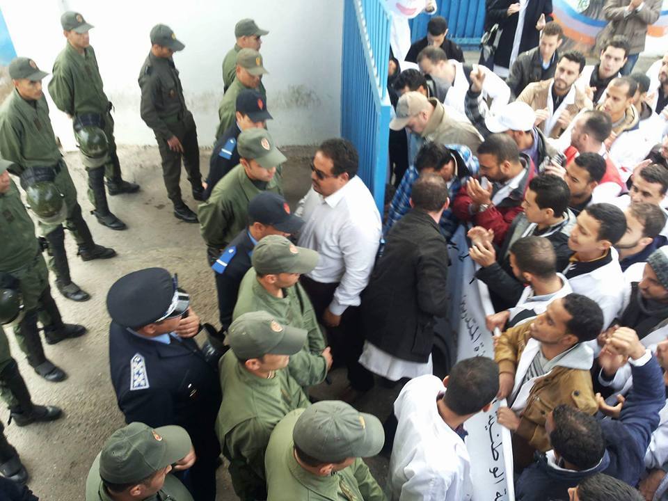 بالصور : السلطات الأمنية تلجأ إلى استعمال القوة لتفريق مسيرات الأساتذة المتدربين بالصور : السلطات الأمنية تلجأ إلى استعمال القوة لتفريق مسيرات الأساتذة المتدربين