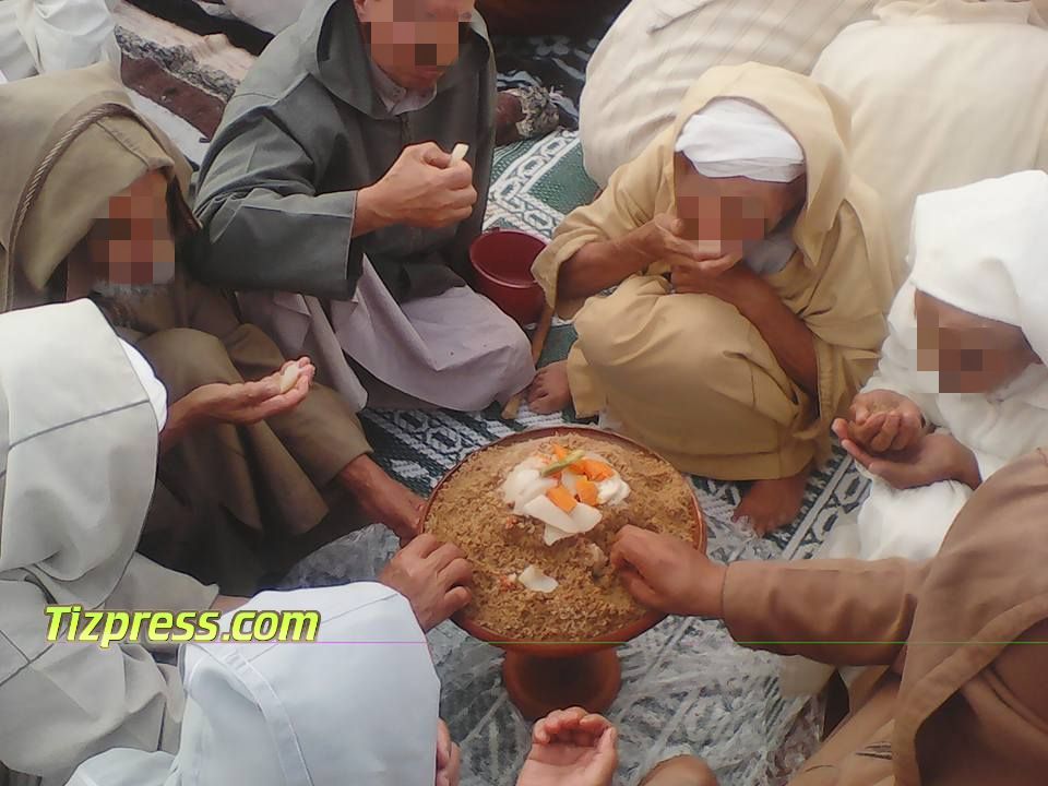«الْمْــــتْرْزْ » ..إناء وجبة كسكس تُقدم لـــ”إفقيرن ن إداولتيت” بزاوية “سيدي أحمد أباعقيل” بأيت إسفن «الْمْــــتْرْزْ » ..إناء وجبة كسكس تُقدم لـــ”إفقيرن ن إداولتيت” بزاوية “سيدي أحمد أباعقيل” بأيت إسفن