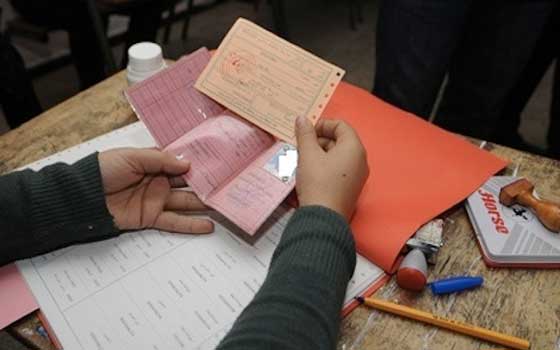 مسؤولون في وزارة النقل ضمن عصابة تزوير وثائق السيارات مسؤولون في وزارة النقل ضمن عصابة تزوير وثائق السيارات