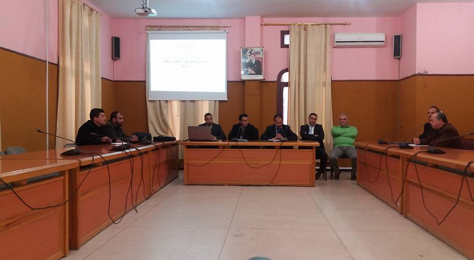 تيزنيت :أعضاء من لجنة الحوار عن الباعة المتجولين يتهمون الجماعة بإغلاق باب قاعة الإجتماع عليهم إلى حين حضور عناصر الشرطة ..و الجماعة تُوَضِح تيزنيت :أعضاء من لجنة الحوار عن الباعة المتجولين يتهمون الجماعة بإغلاق باب قاعة الإجتماع عليهم إلى حين حضور عناصر الشرطة ..و الجماعة تُوَضِح