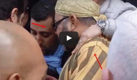شاهد رد فعل الجعايدي بعد وضع مغربي يده على كتف الملك