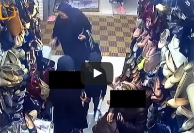بالفيديو: هكذا سرقت سيدة محلا للحقائب بكل احترافية
