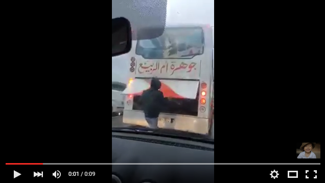 شبان داخل محرك حافلة