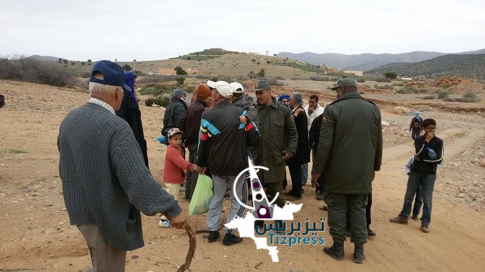 سيدي إفني :إطلاق الرصاص بتنكرفا يُعجل بايقاف اشغال مقبرة “أخريب “و الساكنة في اعتصام مفتوح سيدي إفني :إطلاق الرصاص بتنكرفا يُعجل بايقاف اشغال مقبرة “أخريب “و الساكنة في اعتصام مفتوح