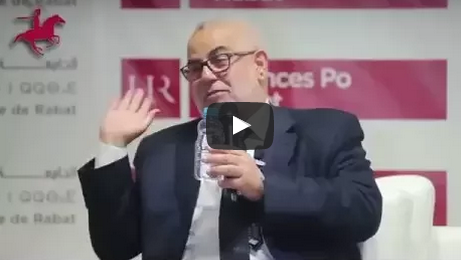 بنكيران يجيب بطريقة كوميدية : ” ها عْلاشْ الوزيرات دْيال العَدالة مَكَايْسَلموش باليد ”