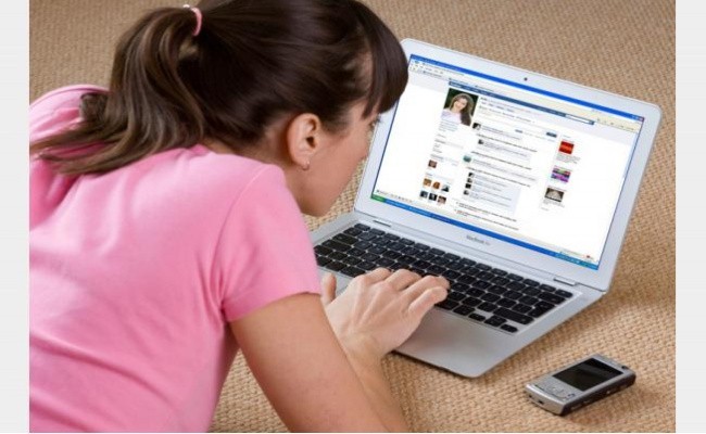 الحبس لامرأة نشرت صورا إباحية على مواقع التواصل الاجتماعي الحبس لامرأة نشرت صورا إباحية على مواقع التواصل الاجتماعي