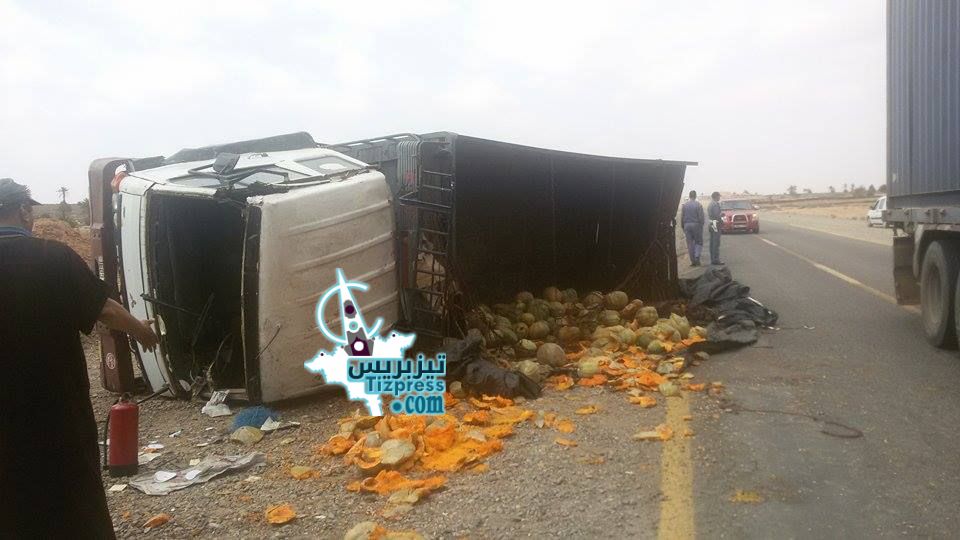 بالصور : هكذا انقلبت شاحنة محملة بالقرع ( اليقطين ) بجماعة المعدر الكبير بالصور : هكذا انقلبت شاحنة محملة بالقرع ( اليقطين ) بجماعة المعدر الكبير