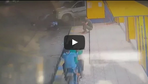 بالفيديو:طفلان على دراجة نارية يباغتان عاملاً ويسرقان هاتفه المحمول بالفيديو:طفلان على دراجة نارية يباغتان عاملاً ويسرقان هاتفه المحمول