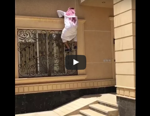 بالفيديو : رجل خليجي يتسلق الجدران على طريقة سبيدرمان