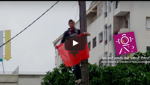 شخص يحاول الانتحار شنقا بعمود كهرباء بدرب غلف