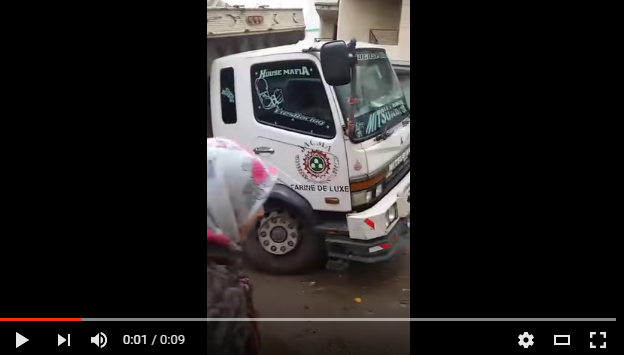 شاحنة محملة بالدقيق تسقط في حفرة عملاقة