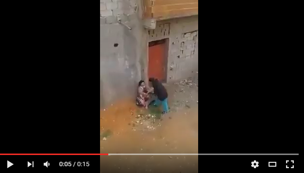 مغربي يعتدي على زوجته في الشارع بشكل شنيع
