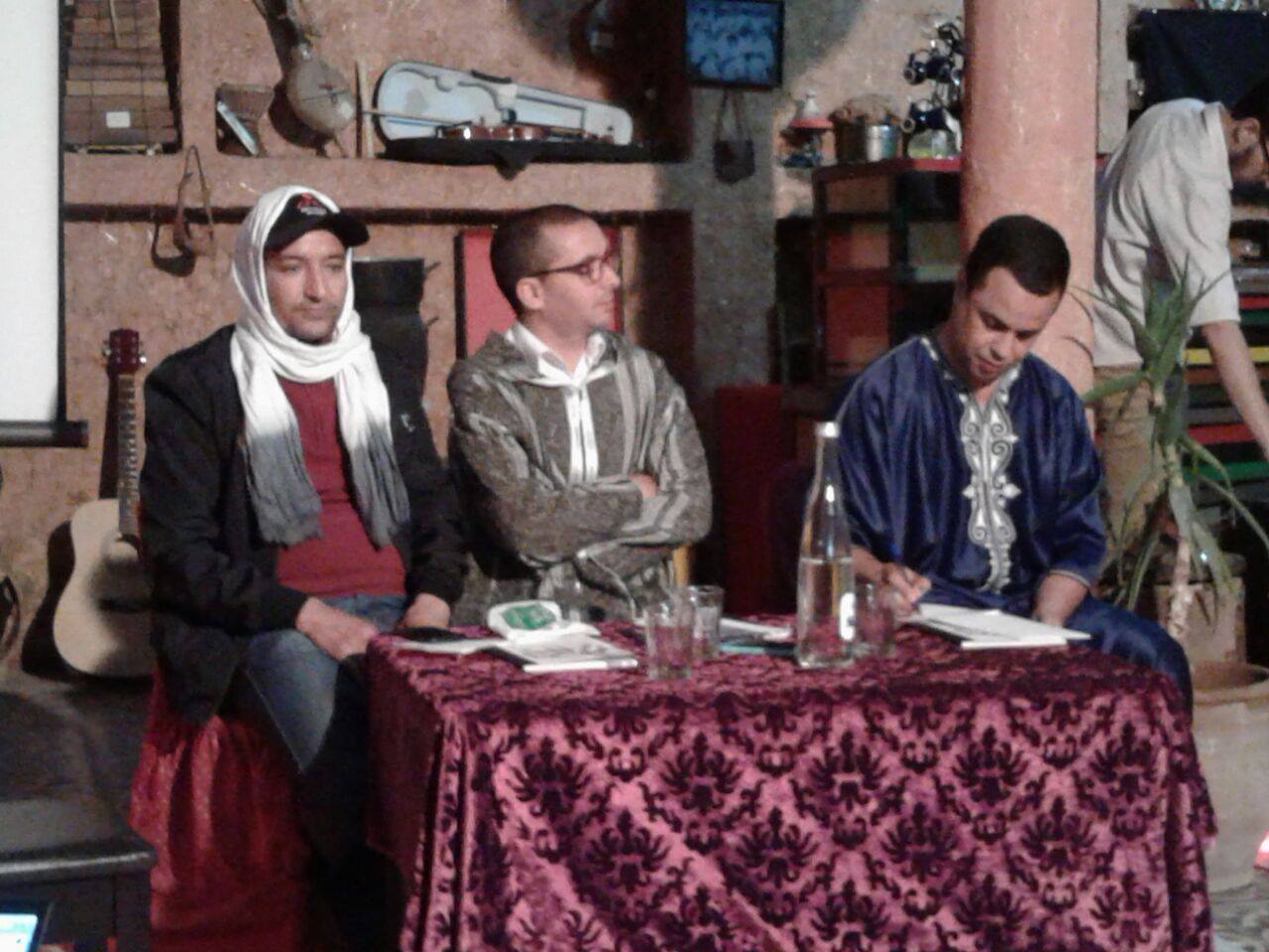 “سعيد أهمان” أثناء توقيعه إصداره “أوراق إعلامية” بتيزنيت : الصحافة الطاغية بجهة سوس هي « صَحَافَة دْياَلْ شْحَاَلْ عَطَاكْ » “سعيد أهمان” أثناء توقيعه إصداره “أوراق إعلامية” بتيزنيت : الصحافة الطاغية بجهة سوس هي « صَحَافَة دْياَلْ شْحَاَلْ عَطَاكْ »