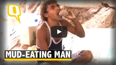 هندي يأكل الطين للحفاظ على نفسه بصحة جيدة!