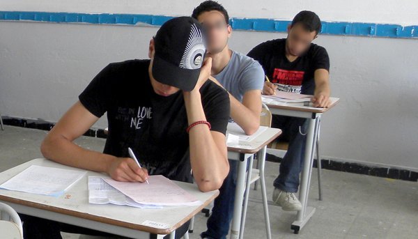 توقيف تلميذ يجتاز امتحان الباكالوريا أشهر سلاحا أبيضا في وجه أساتذة الحراسة