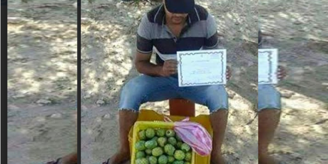 صورة شاب حاصل على شهادة ”الماستر” يبيع ”الهندي” تهز الفايسبوك صورة شاب حاصل على شهادة ”الماستر” يبيع ”الهندي” تهز الفايسبوك