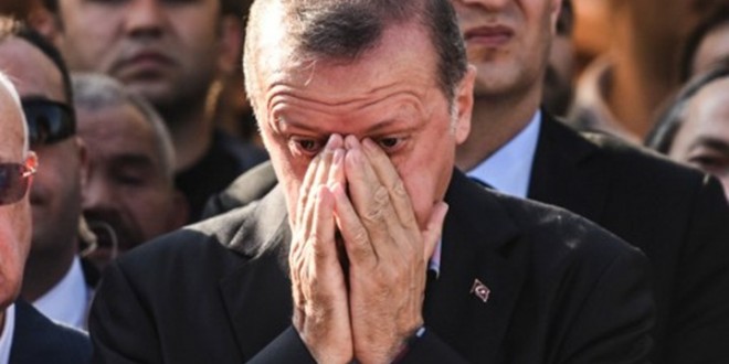 هكذا أنقدت طالبتان مغربيتان رأس أردوغان من السقوط