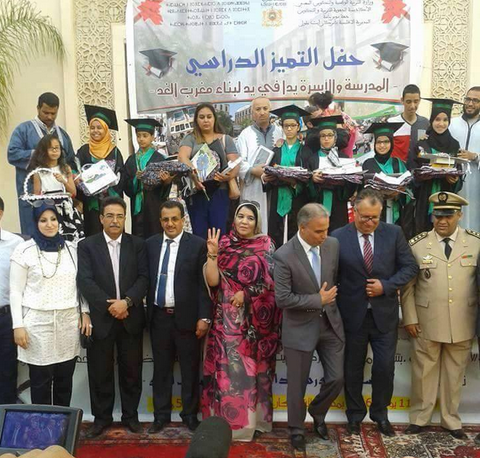 بالصورة : عامل إنزكان يهــرب من « تبعمرانت » ومن شارة “الأصابع الثلاثة“  !!
