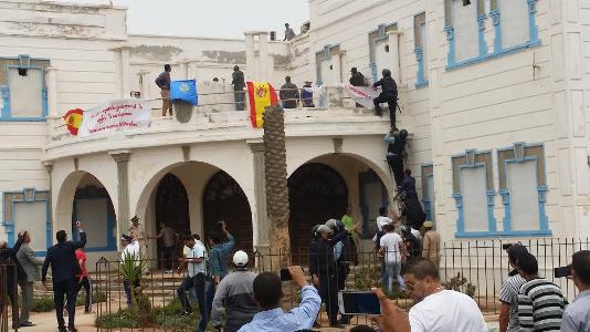 بالصور ..سيدي إفني : استنفار أمني بعد رفع مواطنين للعلم الإسباني بمقر الإدارة الاسبانية سابقا بالصور ..سيدي إفني : استنفار أمني بعد رفع مواطنين للعلم الإسباني بمقر الإدارة الاسبانية سابقا
