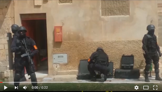 بالفيديو :لحظة اعتقال “داعشي” بالقليعة