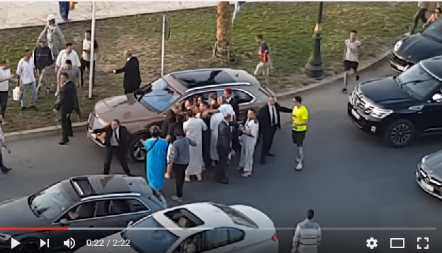 تجمع الناس على سيارة الملك في طنجة