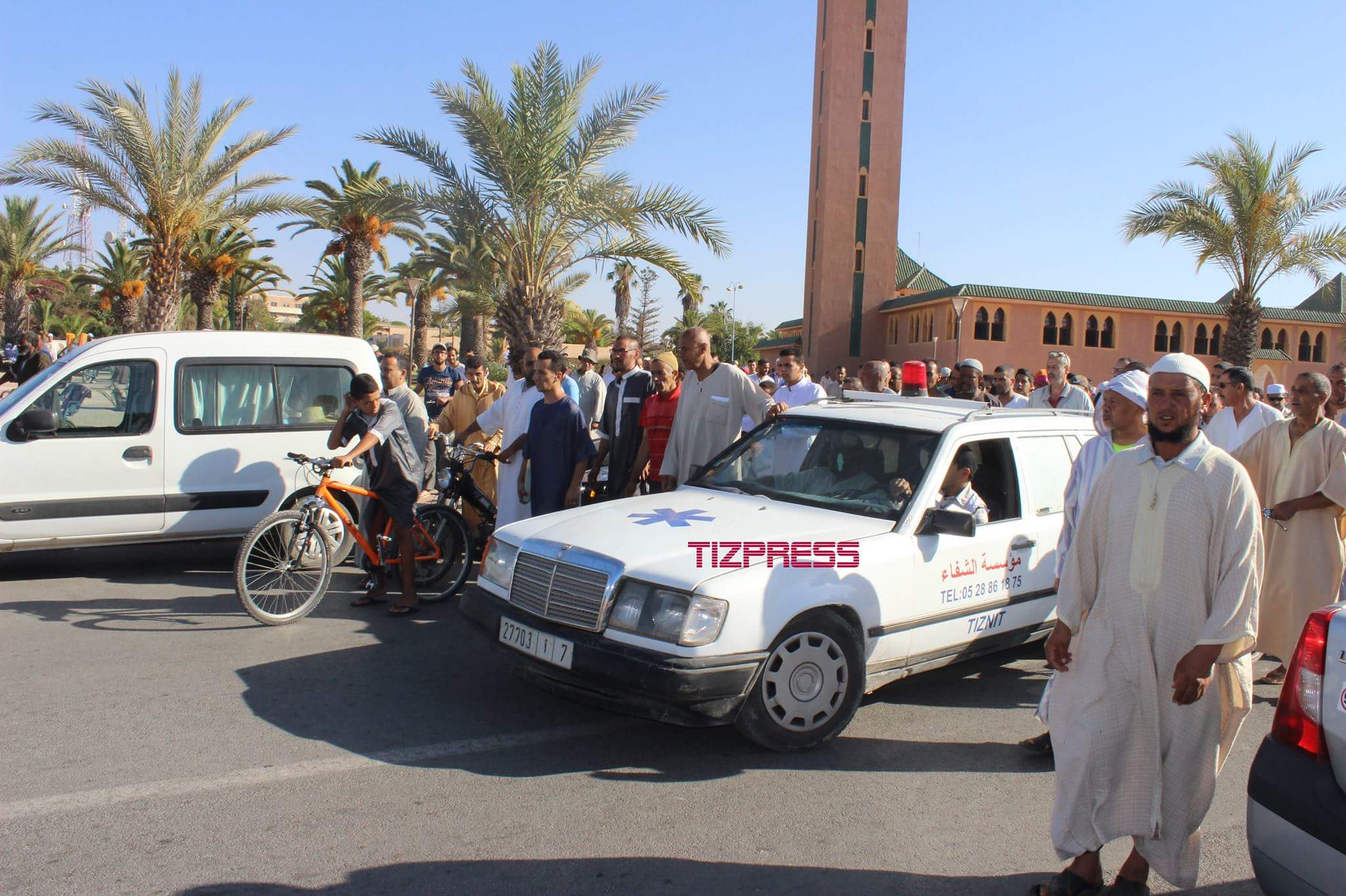 تيزنيت :العشرات من المواطنين يشيعون جثمان أبوقال وأتاي أمام غياب مسؤولي ومنتخبي المدينة تيزنيت :العشرات من المواطنين يشيعون جثمان أبوقال وأتاي أمام غياب مسؤولي ومنتخبي المدينة