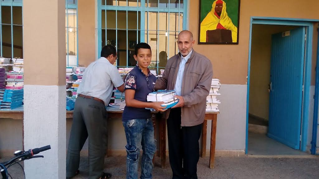 تيزنيت : جمعية أمهات وآباء وأولياء تلميذات وتلاميذ الثانوية الإعدادية مولاي سليمان توزع مجموعة من الدفاتر المدرسية تيزنيت : جمعية أمهات وآباء وأولياء تلميذات وتلاميذ الثانوية الإعدادية مولاي سليمان توزع مجموعة من الدفاتر المدرسية